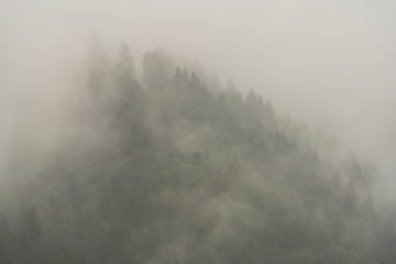 Wolkenverhangener Gebirgsabschnitt