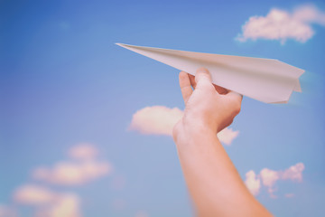 Aufsteigender Papierflieger als Metapher für geschäftliches Durchstarten