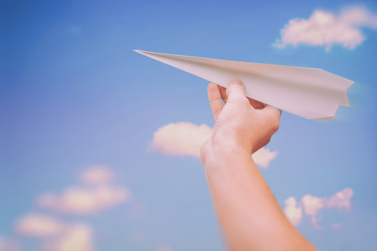 Aufsteigender Papierflieger als Metapher f&uuml;r gesch&auml;ftliches Durchstarten