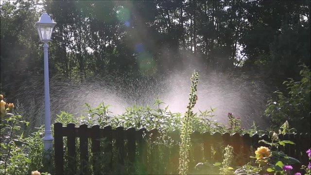 Gartenbew&auml;sserung hinter dem Gartenzaun