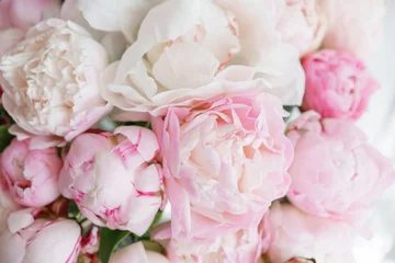 Photo sur Plexiglas Hortensia Notion de fleuriste. Bouquet de belles fleurs sur table grise. Couleurs printanières. le travail du fleuriste dans un magasin de fleurs.