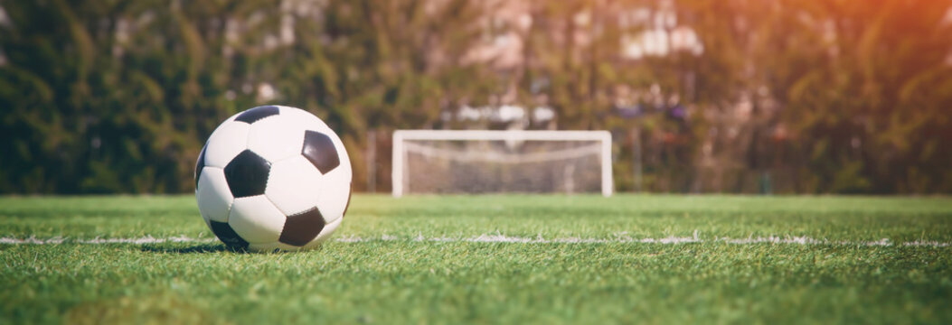 Fototapeta Ball auf dem Fussballplatz
