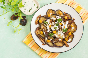 Salad with fried eggplants, chickpeas and dates