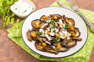 Salad with fried eggplants, chickpeas and dates