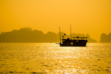 Obraz premium Beautiful sunset at Halong Bay in Vietnam