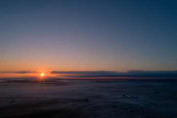 amanecer en ituzaingo corrientes desde drone con reflejos de la luz en la niebla
