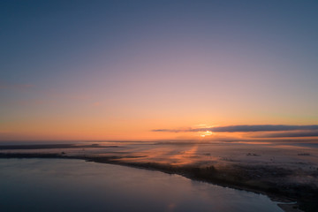 amanecer en ituzaingo corrientes desde drone con reflejos de la luz en la niebla
