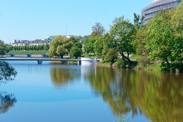 Fototapeta na wymiar Bridge over the lake in the city. Lake in the city Park.