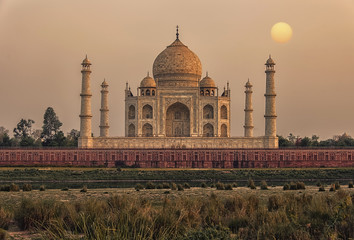 Fototapeta na wymiar Sunset over the Taj Mahal, Agra, India