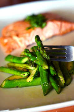 Salm&oacute;n al grill con verdes