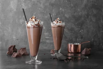 Fototapete Milchshake Gläser mit Schokoladenmilchshakes auf grauem Tisch