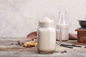 Photo sur Plexiglas Milk-shake Mason jar with delicious milk shake on wooden table