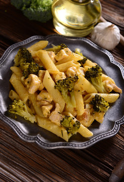 Penne pasta with broccoli and chicken with cheese sauce