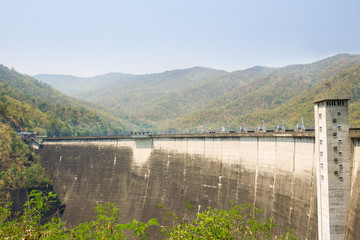Forced concrete dam for electric generation and water reservation