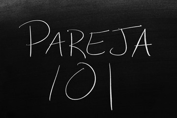 Obraz premium The words Pareja 101 on a blackboard in chalk. Translation: Romance 101