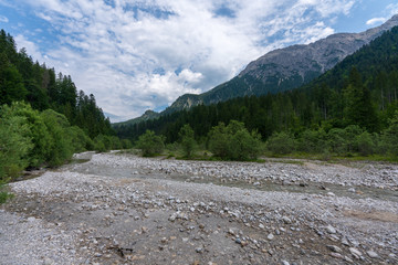 ausgetrocknetes Flussbett