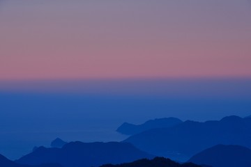 夕焼けに染まる熊野灘と尾鷲湾＠大台ケ原山