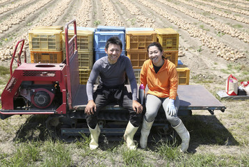 農家の若夫婦、仕事の休憩中