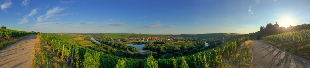 Fototapeta na wymiar Panorama von einem Nebenarm des Main bei Volkach. Der Blick ist auf Northeim gerichtet, ein kleines fränkisches Dorf.