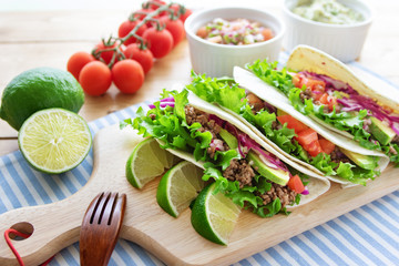 トルティーヤに具をはさんだタコス