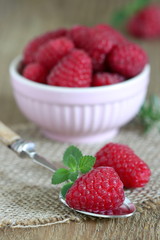 frische Himbeeren auf dem Löffel und in der Schale