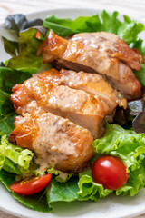 grilled chicken with salad vegetable