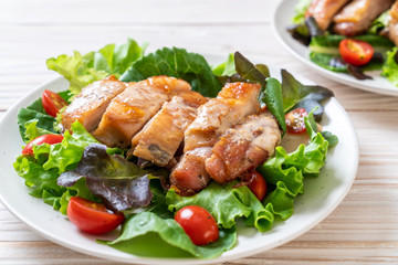 grilled chicken with salad vegetable