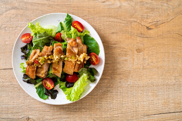 grilled chicken with salad vegetable
