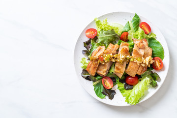 grilled chicken with salad vegetable