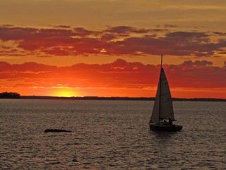 Obraz na płótnie Canvas sailboat sunset