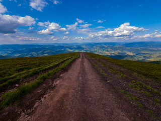 Obraz premium tropped mountain road leading down to the plain. A good place to go through the tourist routes