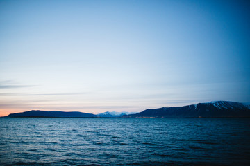 Obraz premium Night bay against the backdrop of the mountains