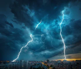 Selbstklebende Fototapete Sturm Blitzgewitter blitzen über der nächtlichen Stadt.