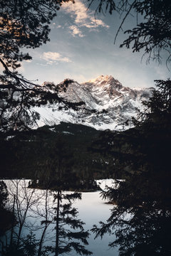 Eibsee und Zugspitze beim Sonnenaufgang in den Alpen in Deutschland
