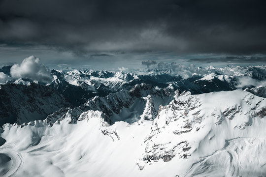 Blick vom der Zugspitze auf das Skigebiet und die Wettereckwand und den Schneefernerkopf