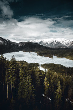 Der Eibsee im Winter  bei Garmisch Partenkirchen von der Zugspitzbahn fotografiert