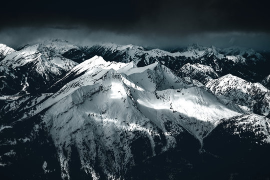 Blick von der Zugspitze auf die umliegenden Aplen in Bayern Deutschland