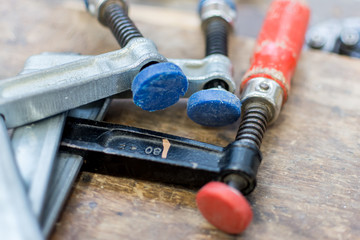 Schraubzwingen auf Baustelle