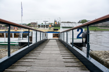 Schiffssteg zum Dampfer in Dresden