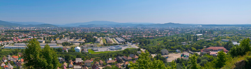 Obraz premium a magnificent panorama of the city with a beautiful nature lying in a green mountain valley