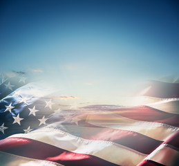 Obraz premium Amerykańska flaga na piękny zachód lub wschód słońca.