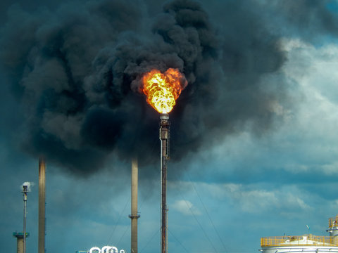 Flamme d'une torche et d'un torchage d'une usine p&eacute;trochimique dans une zone industrielle