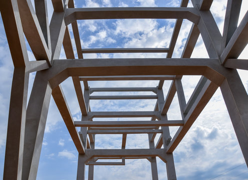Construction d'une charpente en béton pour une usine sur fond de ciel - perspective géométrique