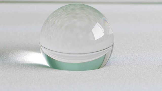 Materasso e cuscino in schiuma memory foam testato da una mano e una palla di vetro che rotola e rimbalza.