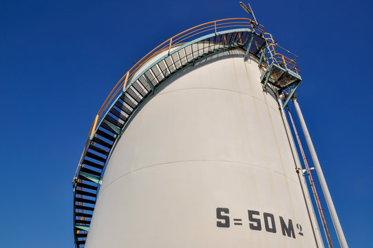 Bac de stockage ou silo avec son escalier dans une usine pétrochimique