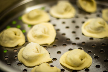 tortellinnis en una olla