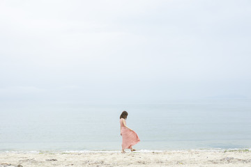 Fototapeta na wymiar 海辺の女性