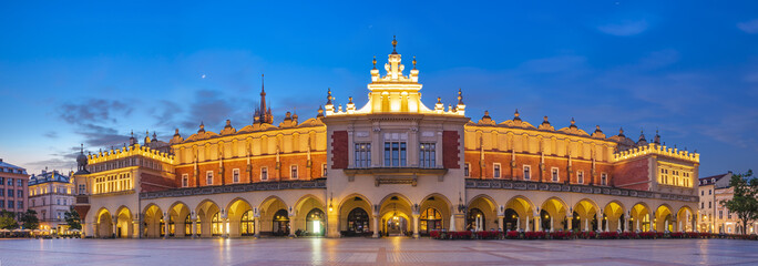 Sukiennice par nuit, place du marché principal, Cracovie, Pologne