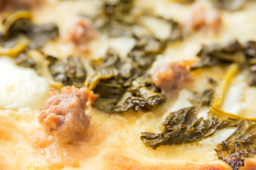 Pizza con salsiccia e friarielli, specialità Napoletana 