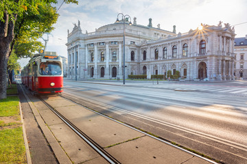Vienne. Image du paysage urbain de Vienne avec le Théâtre National au lever du soleil.
